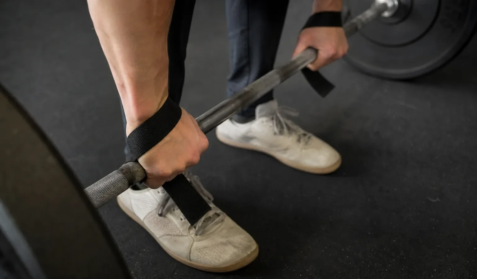 Straps, paski treningowe owinięte wokół gryfu przed ciężkim martwym ciągiem