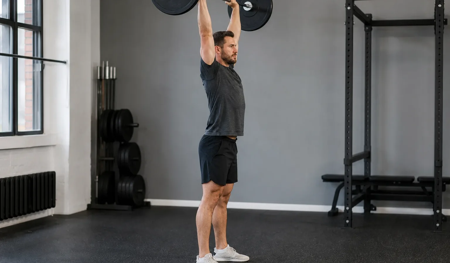 Trening push pull: wyciskanie sztangi nad głowę stojąc w dniu push